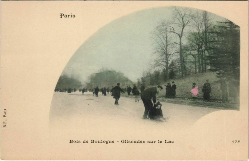 Carte postale ancienne Bois de Boulogne - Glissades sur le lac à Paris 16e