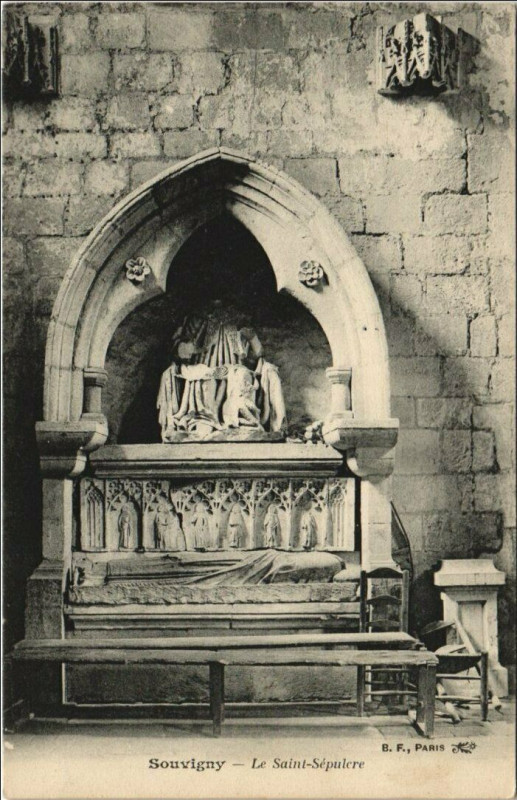 Carte postale ancienne Souvigny La Saint-Sepulcre à Souvigny
