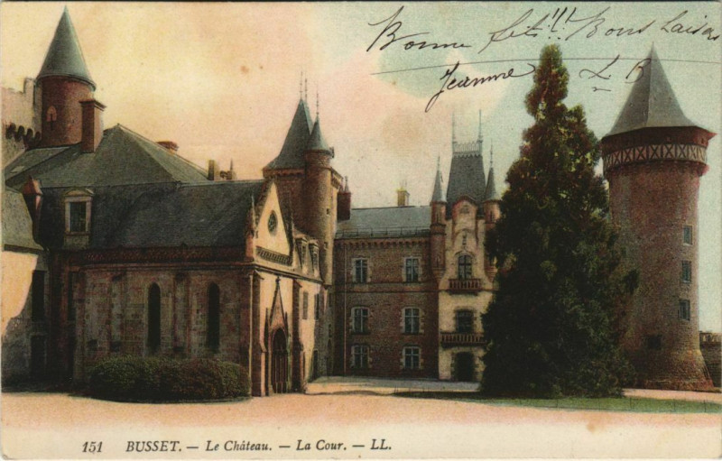 Carte postale ancienne Busset Le Chateau - La Cour à Busset