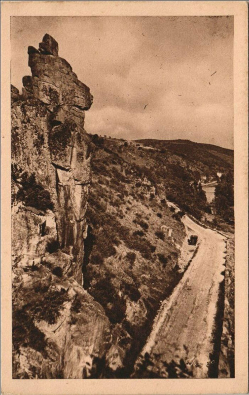 Carte postale ancienne Vallee de Chouvigny - Le Roc Armand et la Sioule à Chouvigny
