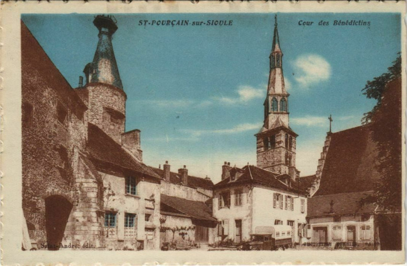Carte postale ancienne Saint-Pourcain-sur-Sioule Cour des Benedictins