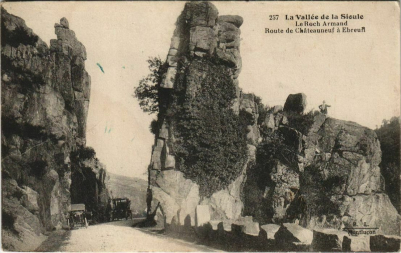 Carte postale ancienne La Vallee de la Sioule - Le Roch Armand