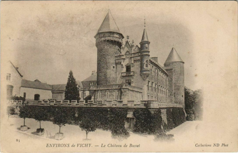 Carte postale ancienne Busset Le Chateau de Busset à Busset