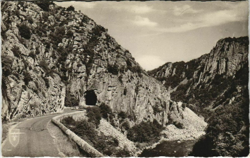 Carte postale ancienne Vallee Pittoresque de la Sioule - Tunnel Routier de Chouvigny à Chouvigny