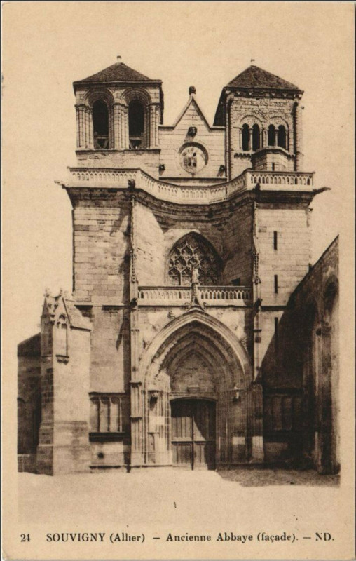 Carte postale ancienne Souvigny Ancienne Abbaye - Facade à Souvigny