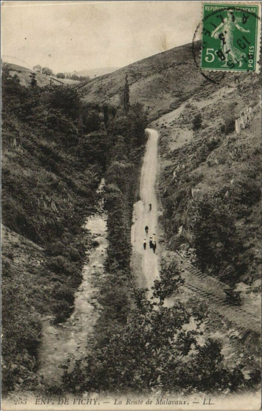 Carte postale ancienne Vichy Environs - La Route de Malavaux à Vaux