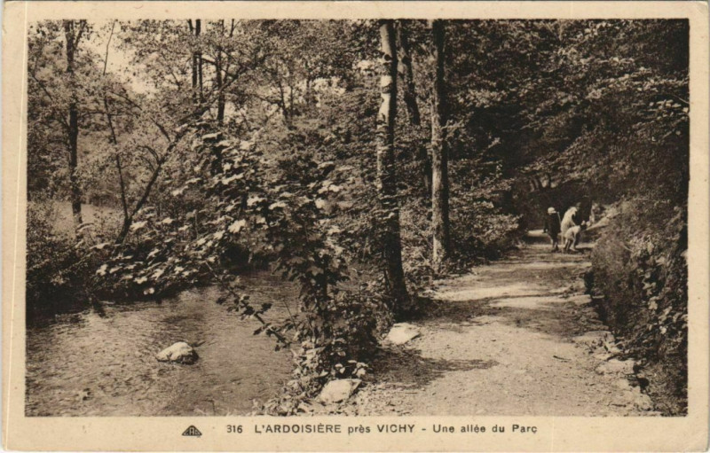 Carte postale ancienne L'Ardoisiere pres Vichy - Une Allee du Parc à Vichy