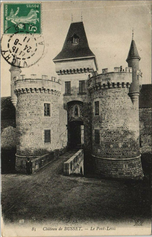 Carte postale ancienne Busset Chateau de Busset - Le Pont-Levis à Busset