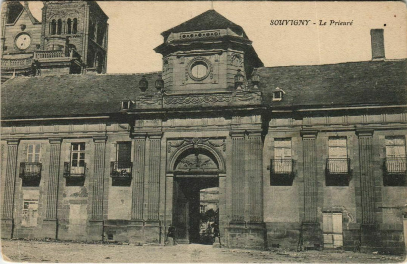Carte postale ancienne Souvigny Le Prieure à Souvigny