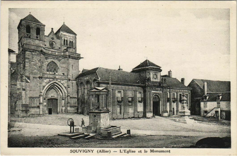 Carte postale ancienne Souvigny L'Eglise et le Monument à Souvigny