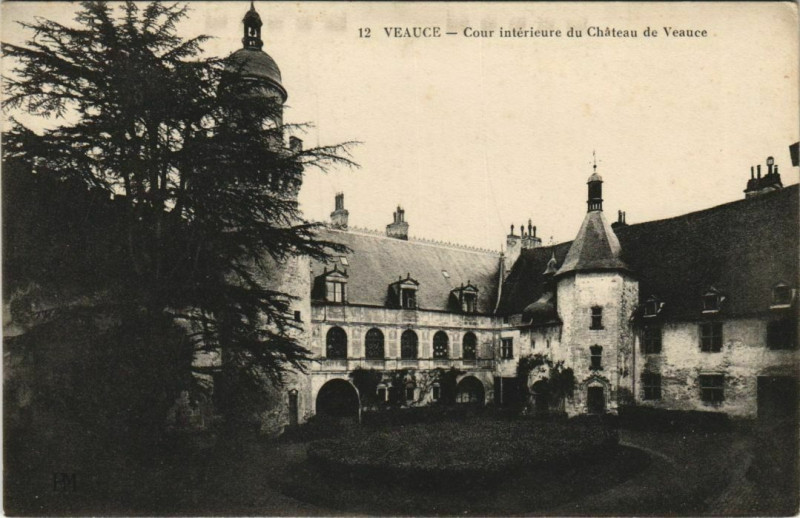 Carte postale ancienne Veauce Cour Interieure du Chateau de Veauce à Veauce