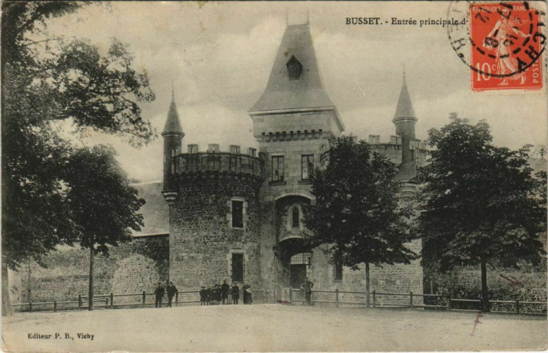 Carte postale ancienne Busset Main Entrance of a Castle à Busset