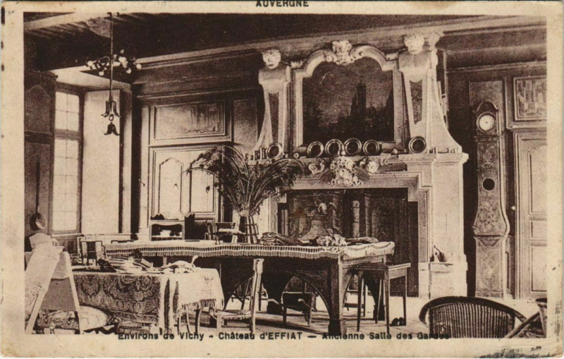 Carte postale ancienne Vichy Environs - Chateau d'Effiat - Ancienne Salle des Gardes à Vichy