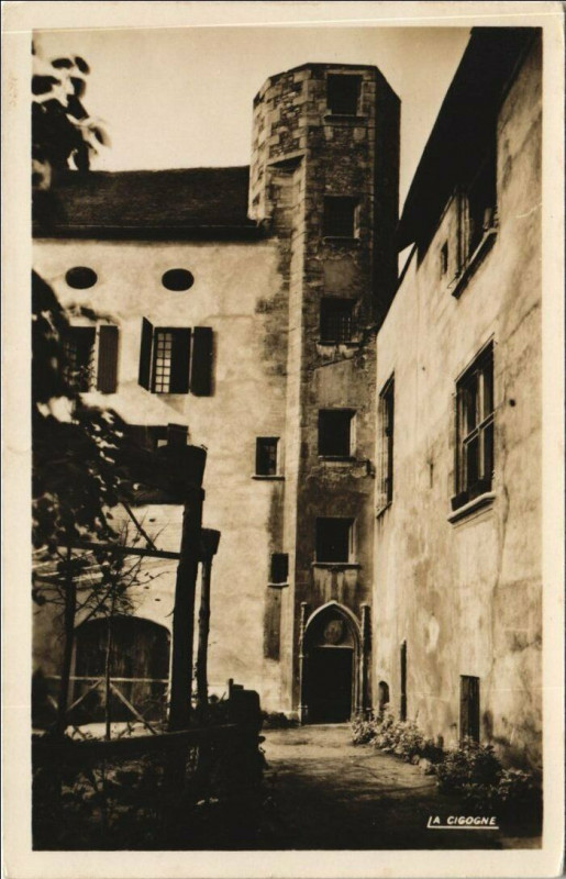 Carte postale ancienne Cusset Vieille Tour Moyenageuse - Maison de Charles Vii à Cusset