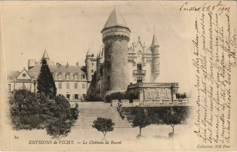 Carte postale ancienne Busset Le Chateau de Busset à Busset