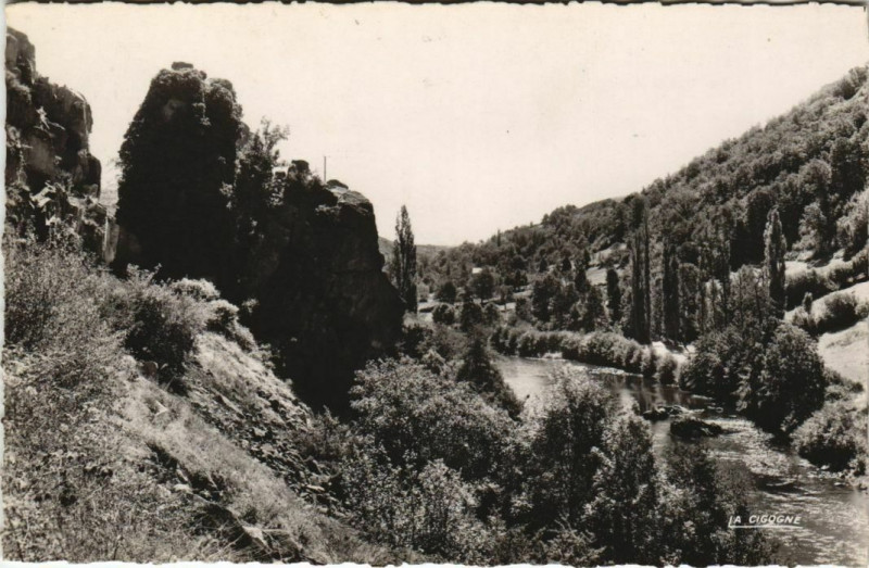Carte postale ancienne Les Gorges de la Sioule - Le Rocher Armand
