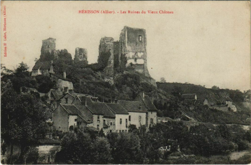 Carte postale ancienne Herisson Les Ruines du Vieux Chateau