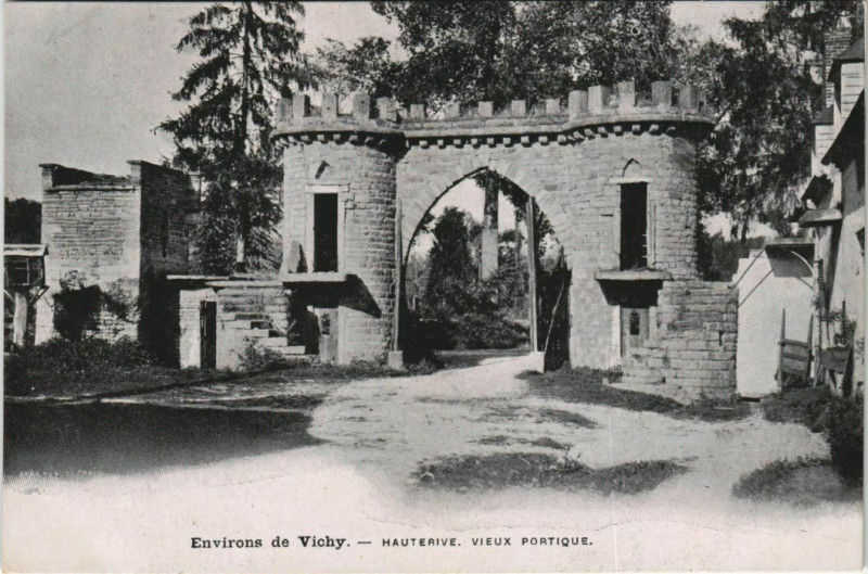 Carte postale ancienne Hauterive Vieux Portique à Hauterive