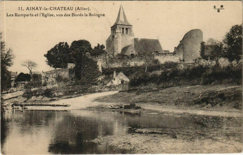 Carte postale ancienne Ainay-le-Chateau Remparts et l'Eglise - Vus des Bords la Sologne