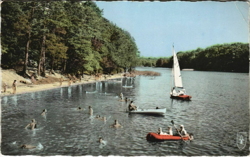 Carte postale ancienne Foret de Troncais - Etang de Saint-Bonnet - La Plage