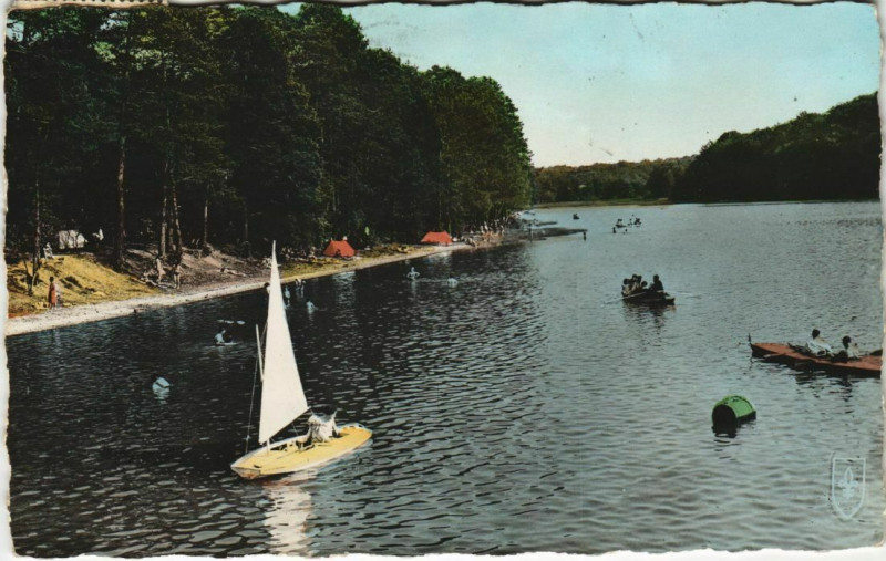 Carte postale ancienne Foret de Troncais - Etang de Saint-Bonnet - La Plage