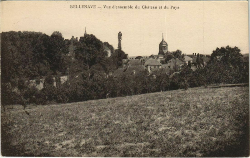 Carte postale ancienne Bellenaves Vue d'Ensemble du Chateau et du Pays à Bellenaves