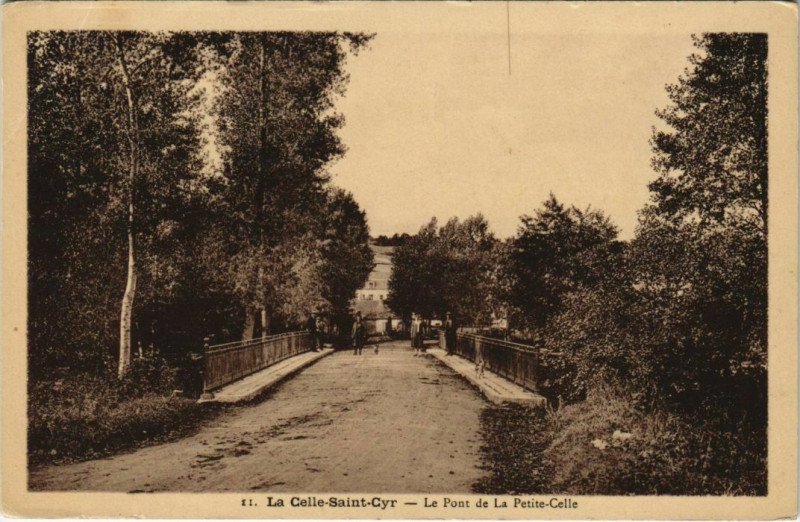Carte postale ancienne La Celle Saint-Cyr Le Pont de La Petite Celle France à La Celle-Saint-Cyr