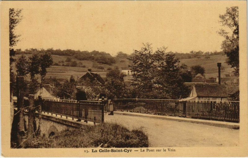 Carte postale ancienne La Celle-Saint-Cyr Le Pont sur le Vrin France à La Celle-Saint-Cyr