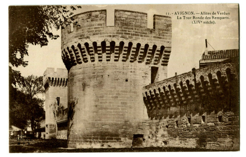 Carte postale ancienne Vaucluse Avignon Allée de Verdun La Tour Ronde des Remparts à Avignon