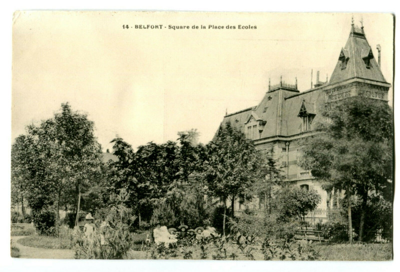 Carte postale ancienne Territoire-de-Belfort Belfort Square de la Place des Ecoles animé à Belfort