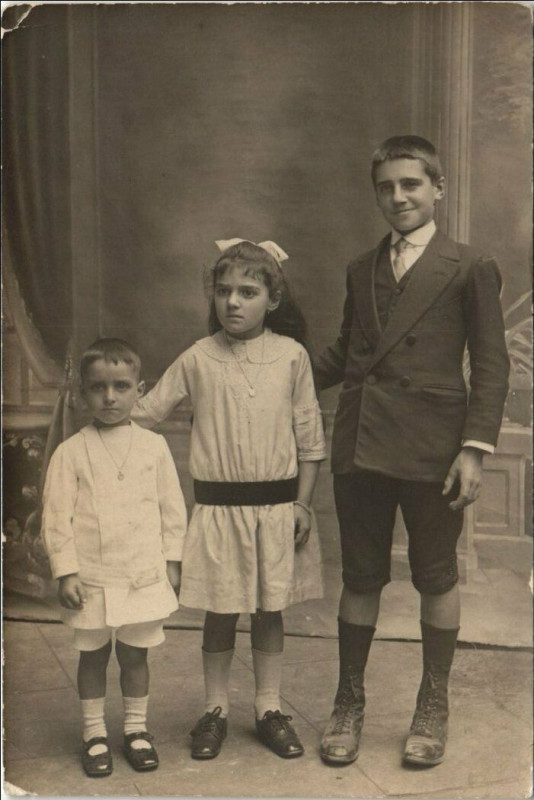 Carte postale ancienne Carte-photo 53, rue des Cloÿs Famille, 1917 à Paris 18e