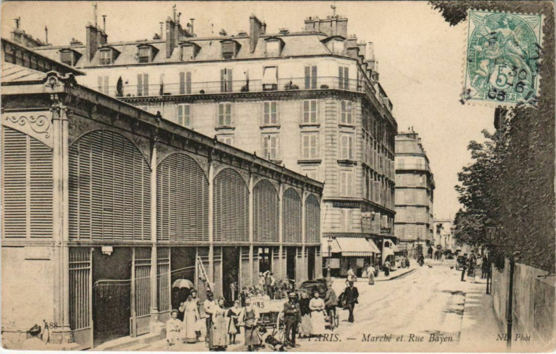 Carte postale ancienne Le Marché et la Rue Bayen à Paris 17e