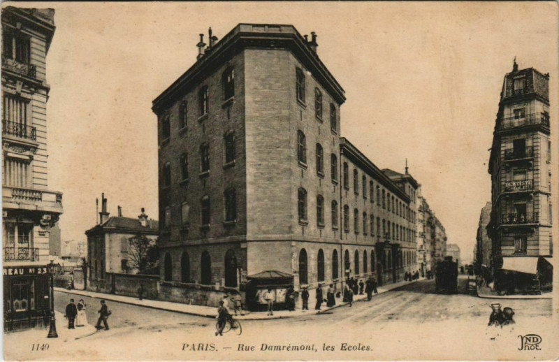 Carte postale ancienne Rue Damrémont, les Ecoles à Paris 18e