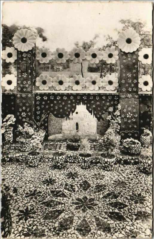 Carte postale ancienne Chartres Maison Picassiette - Un Cote du Jardin à Chartres