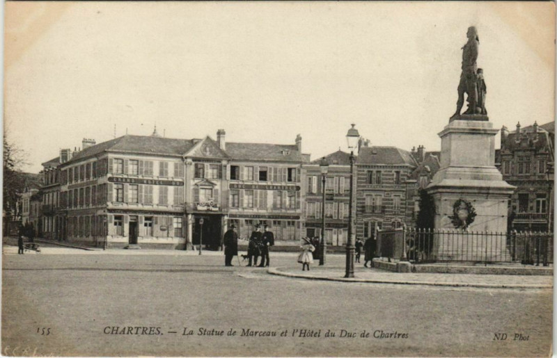 Carte postale ancienne Chartres La Statue de Marceau et l'Hotel du Duc de Chartres à Chartres