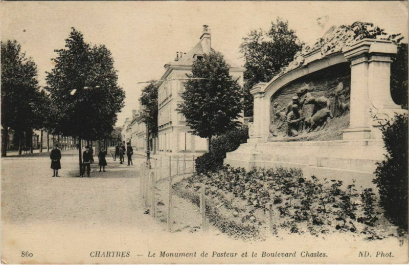 Carte postale ancienne Chartres Le Monument de Pasteur et le Boulevard Chasles à Chartres