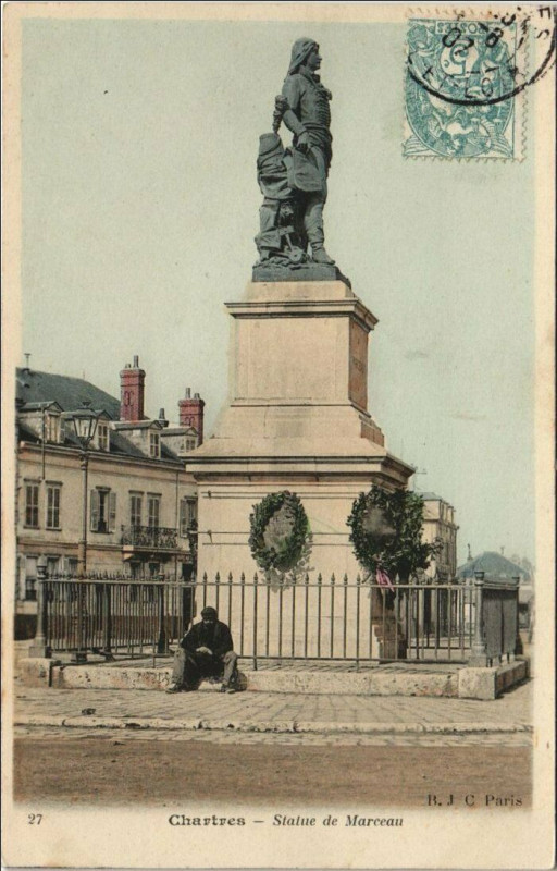 Carte postale ancienne Chartres Statue de Marceau à Chartres