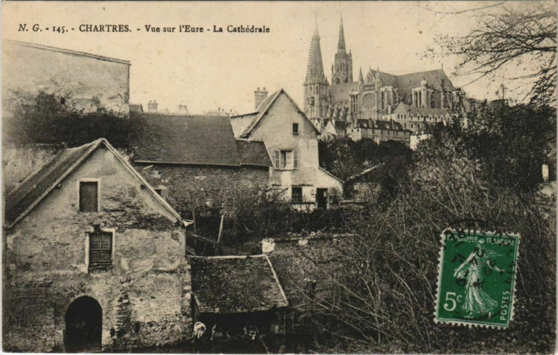 Carte postale ancienne Chartres Vue sur l'Eure - La Cathedrale à Chartres