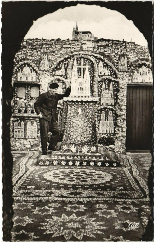 Carte postale ancienne Chartres Maison Picassiette - Le Tombeau à Chartres