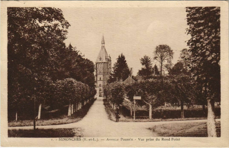 Carte postale ancienne Senonches Avenue Poussin - Vue prise du Rond Point à Senonches
