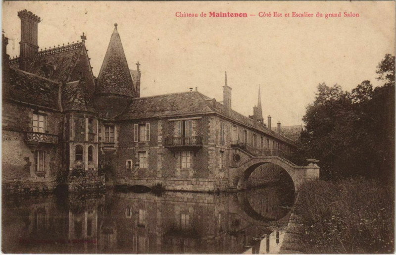 Carte postale ancienne Maintenon Chateau - Cote Est et Escalier du Grand Salon à Maintenon