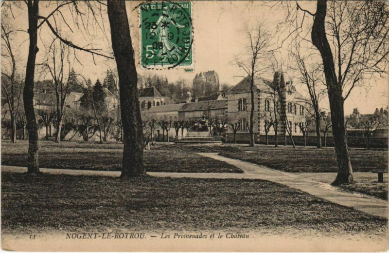 Carte postale ancienne Nogent-le-Rotrou Les Promenades et le Chateau à Nogent-le-Rotrou