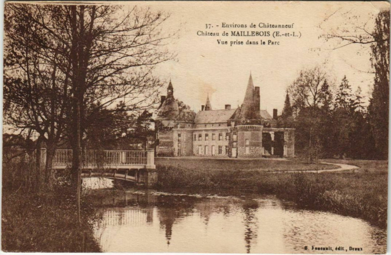 Carte postale ancienne Maillebois Chateau - Vue prise dans le Parc à Maillebois