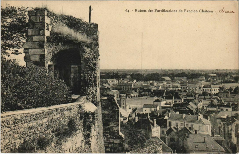 Carte postale ancienne Dreux Ruines des Fortifications de l'Ancien Chateau à Dreux