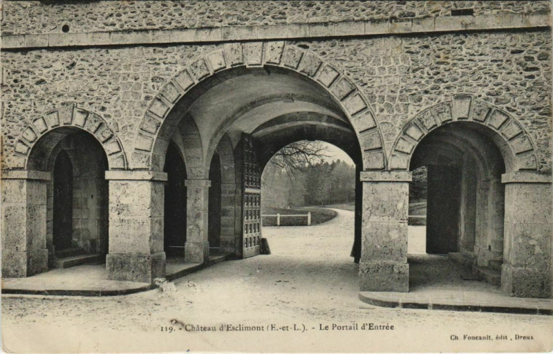 Carte postale ancienne Chateau d'Esclimont - Le Portail d'Entree