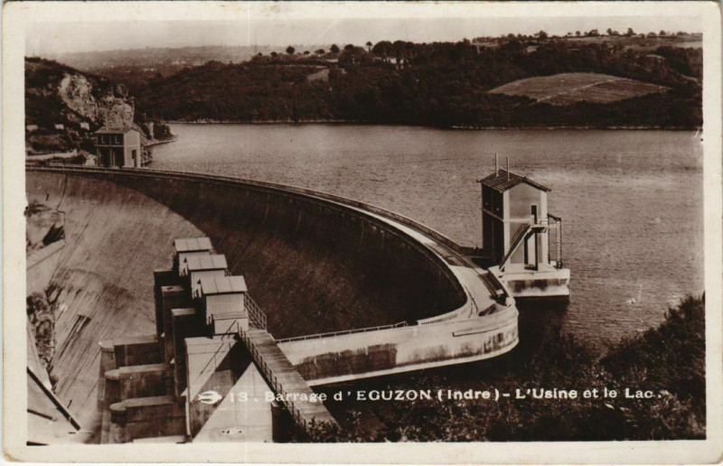 Carte postale ancienne Barrage d'Eguzon L'Usine et le Lac France