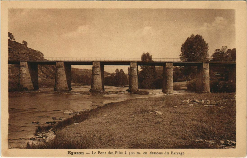Carte postale ancienne Eguzon Le Pont des Piles France
