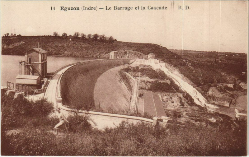 Carte postale ancienne Eguzon Le Barrage et la Cascade France