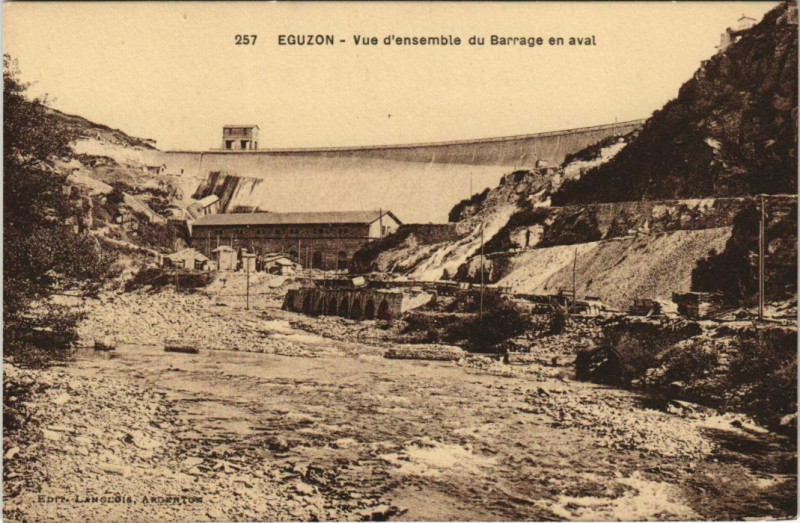 Carte postale ancienne Eguzon Vue d'ensemble du Barrage France