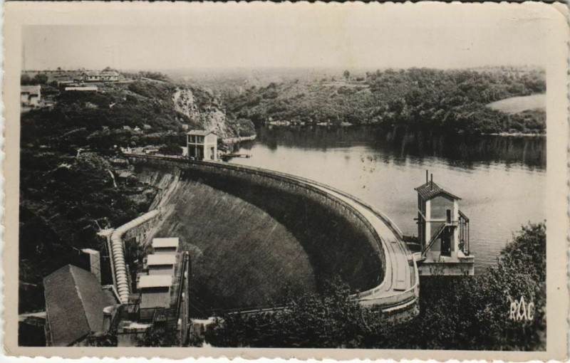 Carte postale ancienne Eguzon Le Barrage France